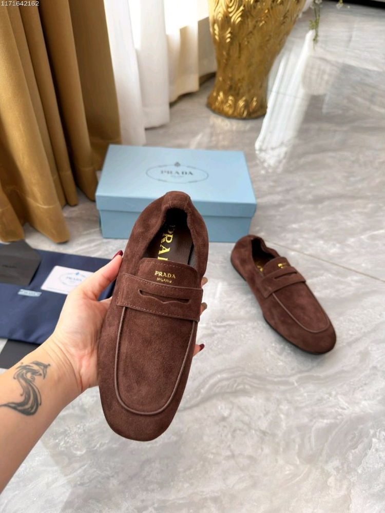 프라다 스웨이드 로퍼 (Prada Suede Loafer) - 초콜릿 브라운 이미지