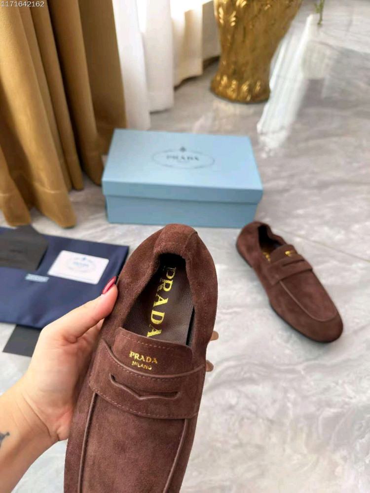 프라다 스웨이드 로퍼 (Prada Suede Loafer) - 초콜릿 브라운 이미지