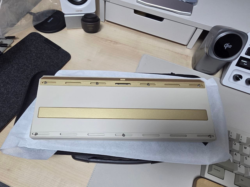 F2-60 WKL 베이지 골드 핫스왑기판 + F2 알루보강 OR 솔더링기판 + 무보강킷 중 선택 커스텀키보드 이미지