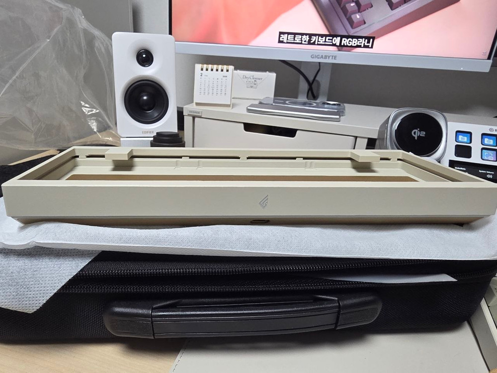 F2-60 WKL 베이지 골드 핫스왑기판 + F2 알루보강 OR 솔더링기판 + 무보강킷 중 선택 커스텀키보드 이미지