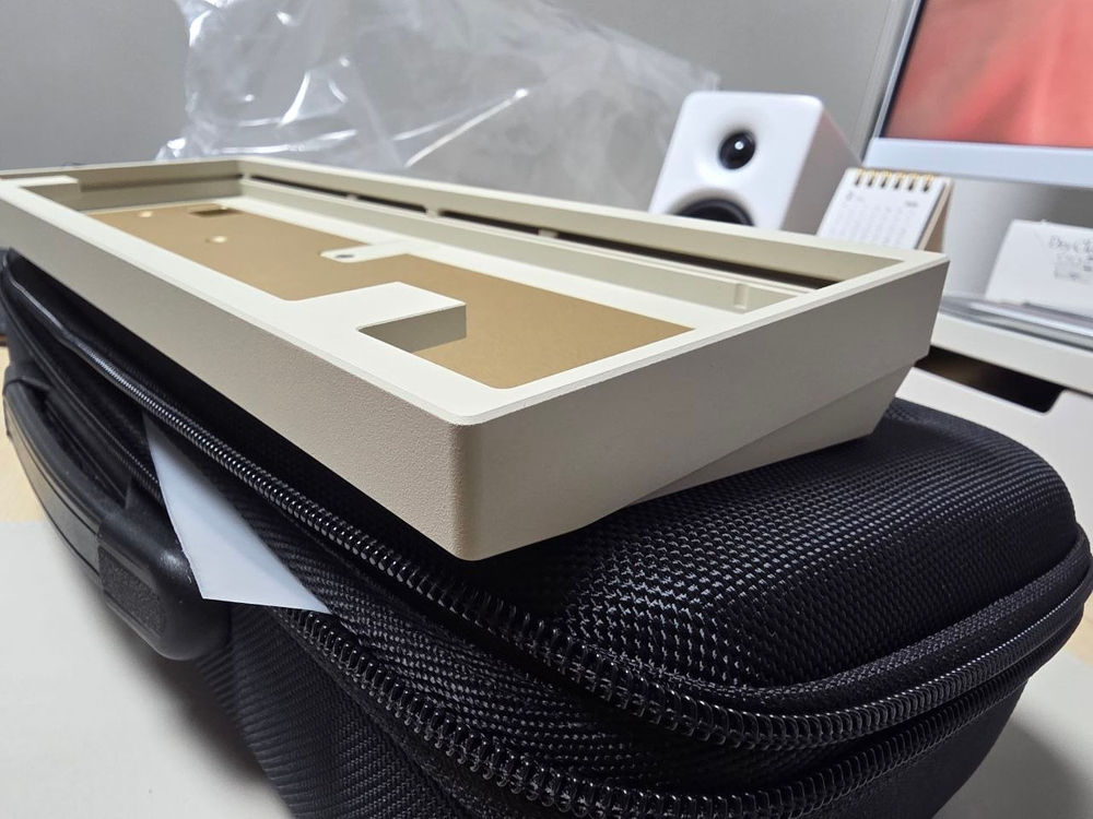 F2-60 WKL 베이지 골드 핫스왑기판 + F2 알루보강 OR 솔더링기판 + 무보강킷 중 선택 커스텀키보드 이미지