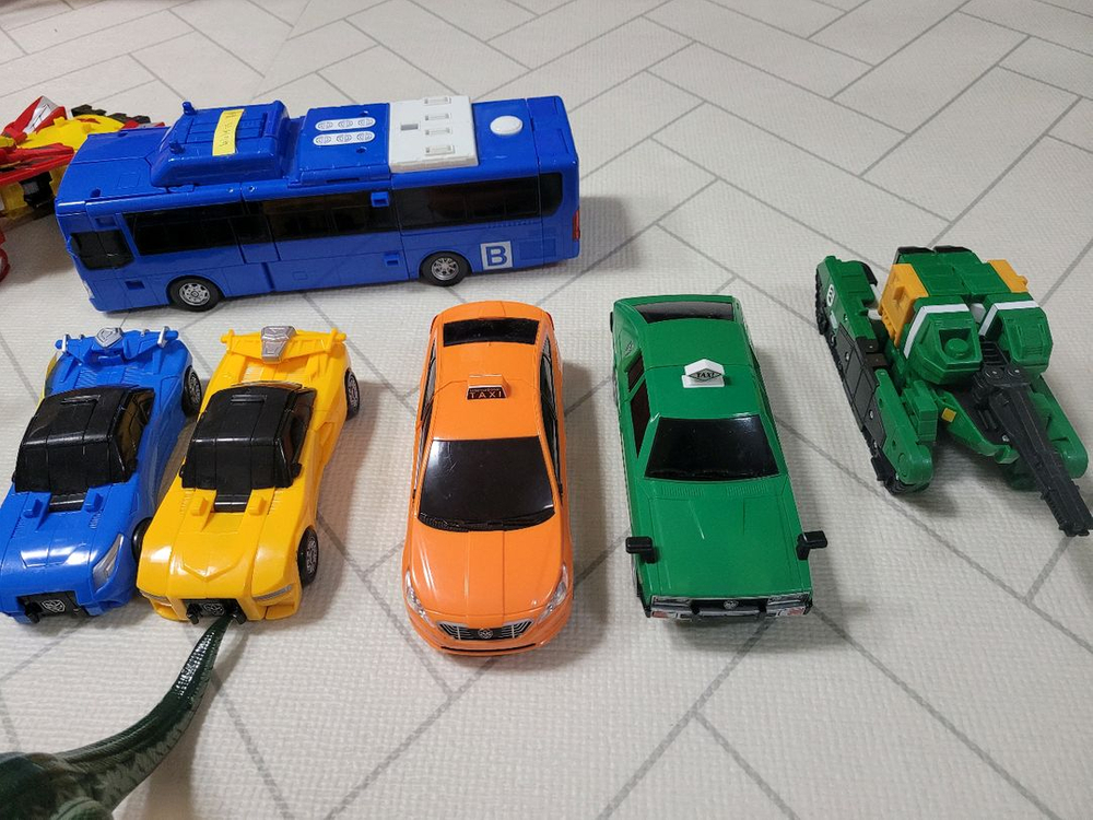 변신로봇-헬로카봇.또봇 장난감 세트 이미지