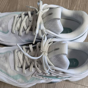 미즈노 배그민턴화 웨이브 모멘텀 엘리트 240. 블루틴티 이미지