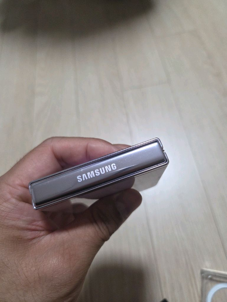 갤럭시 Z플립5 512GB 라벤더 부품용 판매합니다 이미지