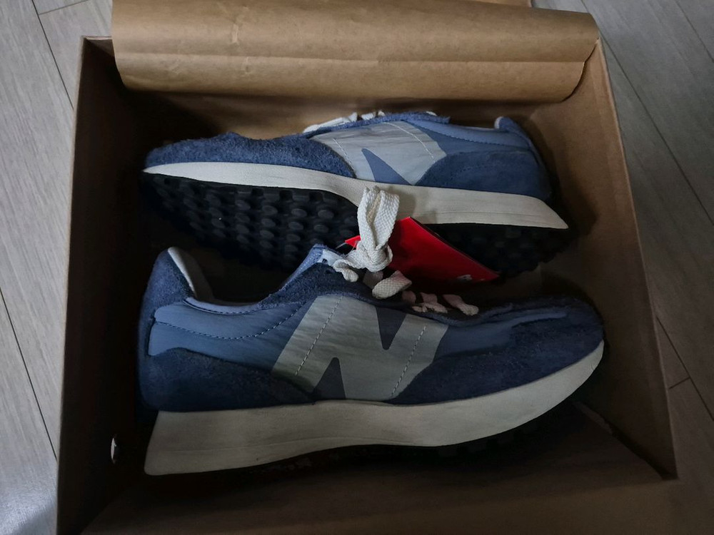 쿨거래시 8만5천택포! 미착용 새제품 정품 뉴발란스 327 편한 운동화 사이즈 275 이미지