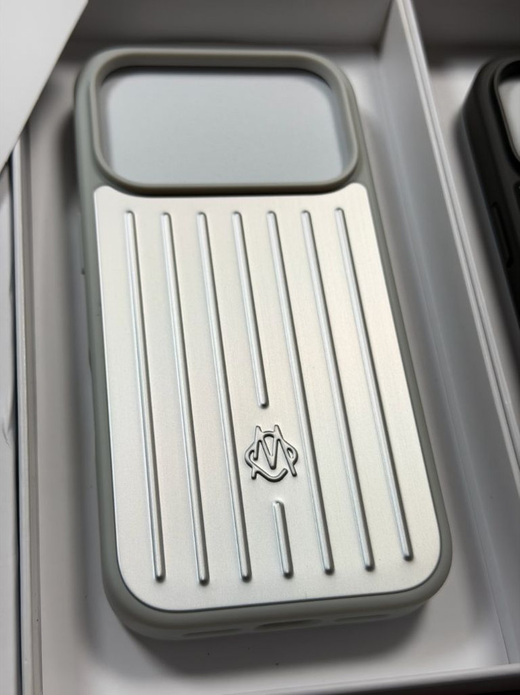 아이폰17프로 리모와 케이스 판매 이미지