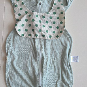 신생아 스와들업과 턱받이 세트 이미지