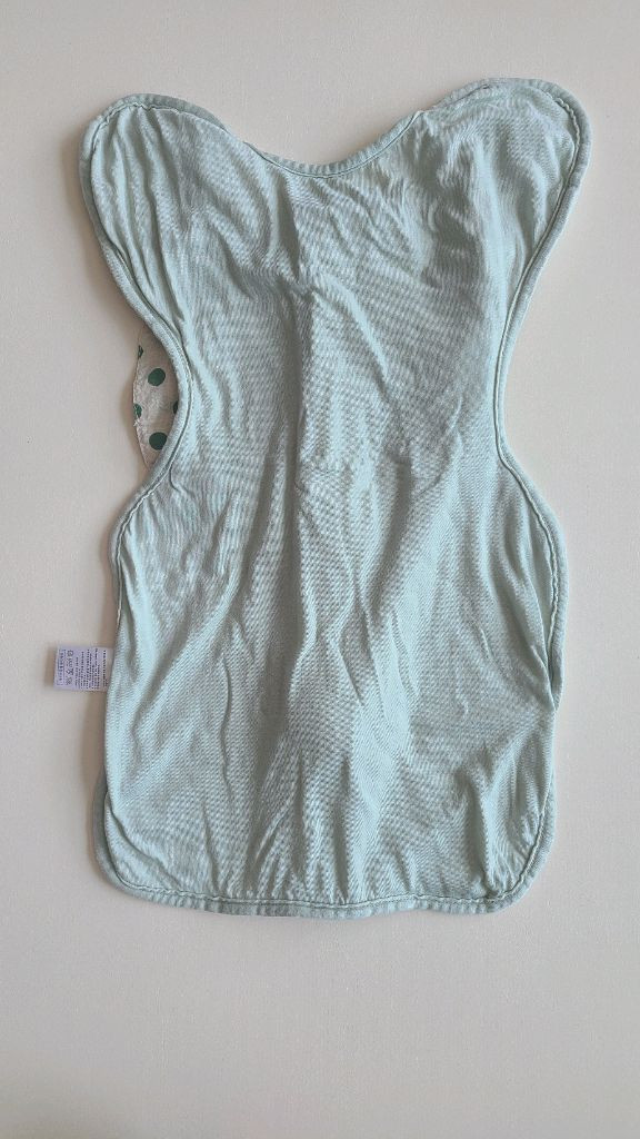 신생아 스와들업과 턱받이 세트 이미지