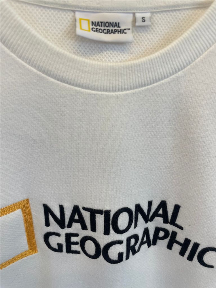 내셔널지오그래픽 화이트 맨투맨 이미지