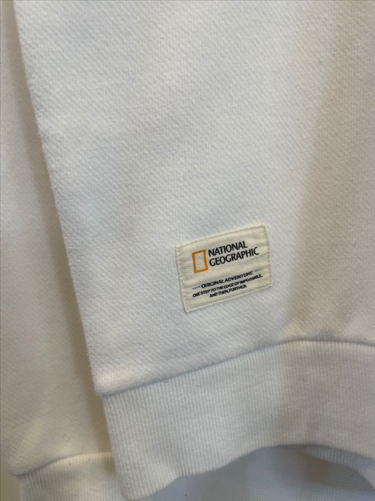 내셔널지오그래픽 화이트 맨투맨 이미지