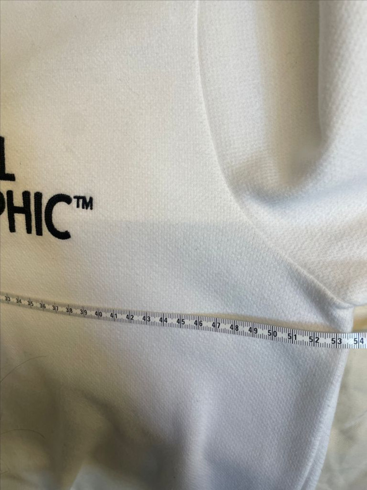 내셔널지오그래픽 화이트 맨투맨 이미지