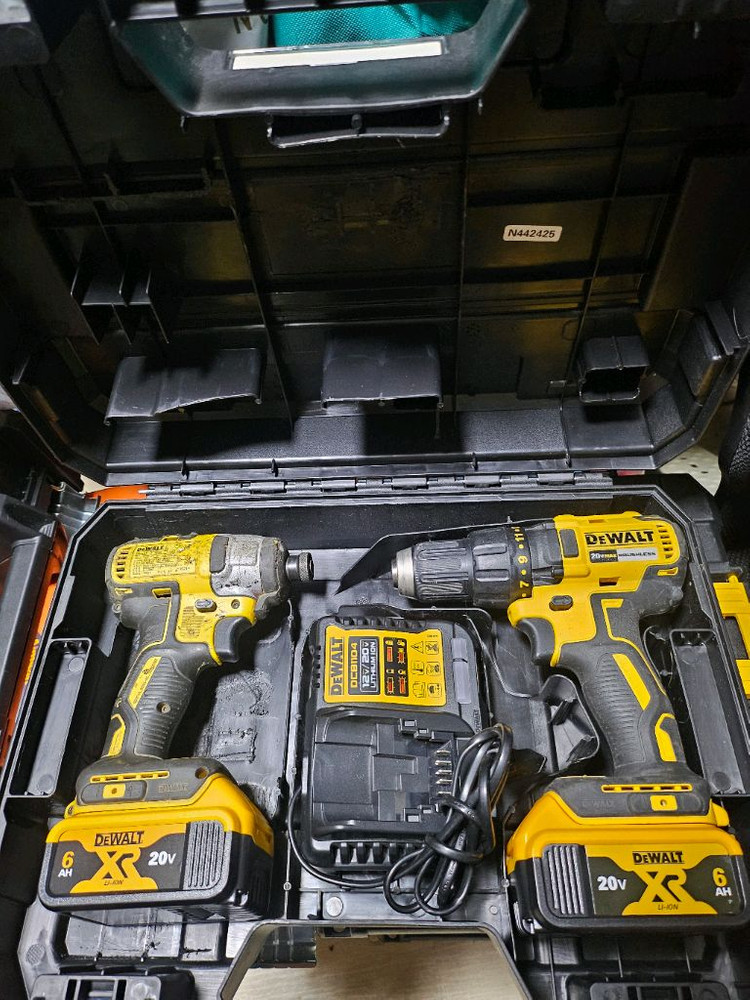 디월트 브러쉬리스 충전 드릴 콤보 (스크류, 임팩) 세트 이미지