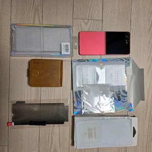 갤럭시 Z플립7 코랄레드 색상. 512GB. 기기와 케이스 보호필름 보조배터리 포함. 이미지