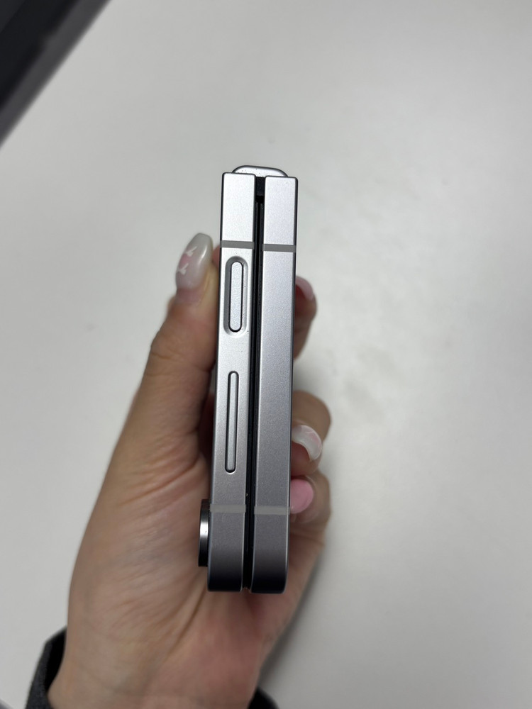 삼성 갤럭시 Z 플립6 실버 256GB／ 중고폰업무폰저가폰세컨폰공기계게임폰효도폰게임폰알뜰폰 이미지