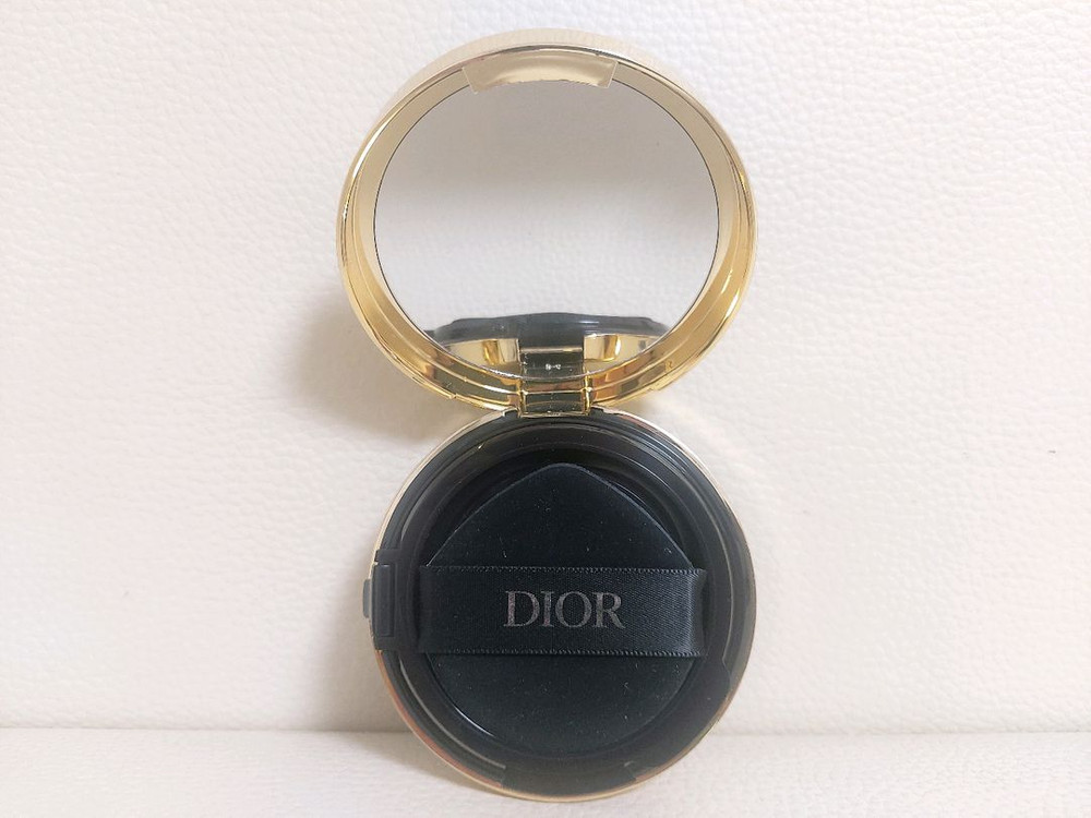 [한정판/새상품] 디올 홀리데이 포에버 스킨 글로우 쿠션 0N 뉴트럴 그랑발 NEW 케이스 앤드 리필 이미지