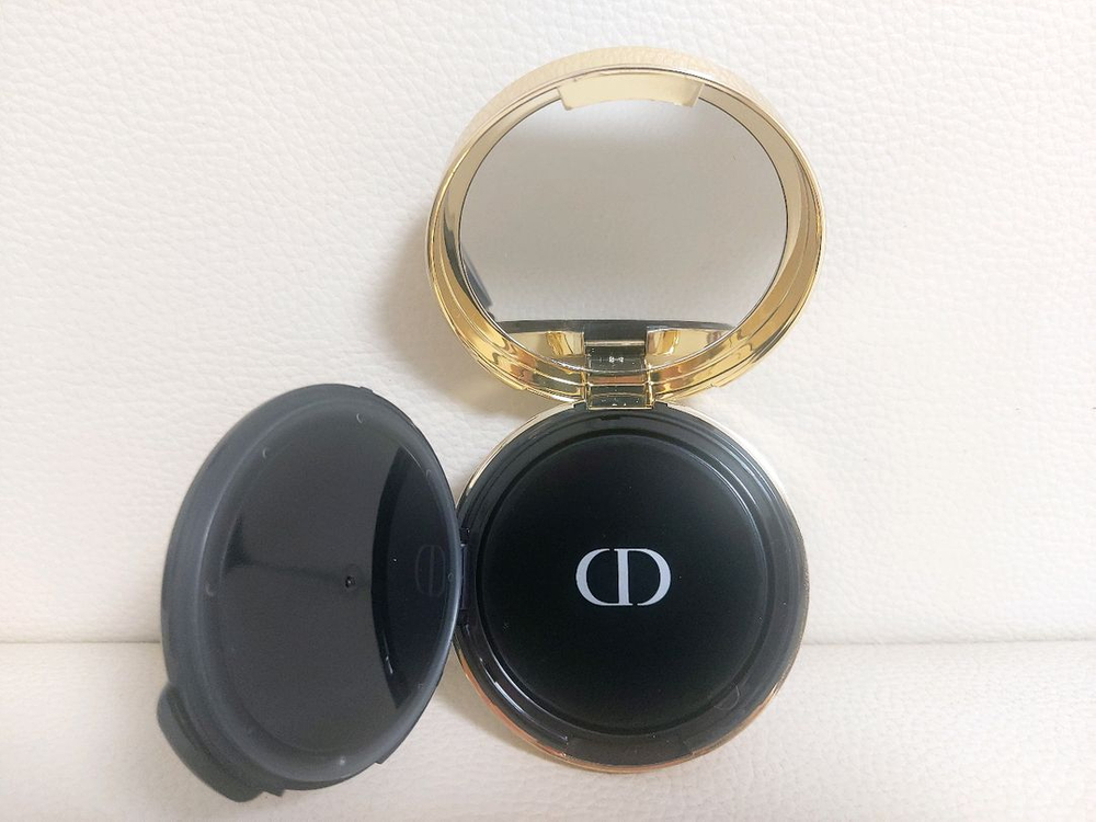 [한정판/새상품] 디올 홀리데이 포에버 스킨 글로우 쿠션 0N 뉴트럴 그랑발 NEW 케이스 앤드 리필 이미지