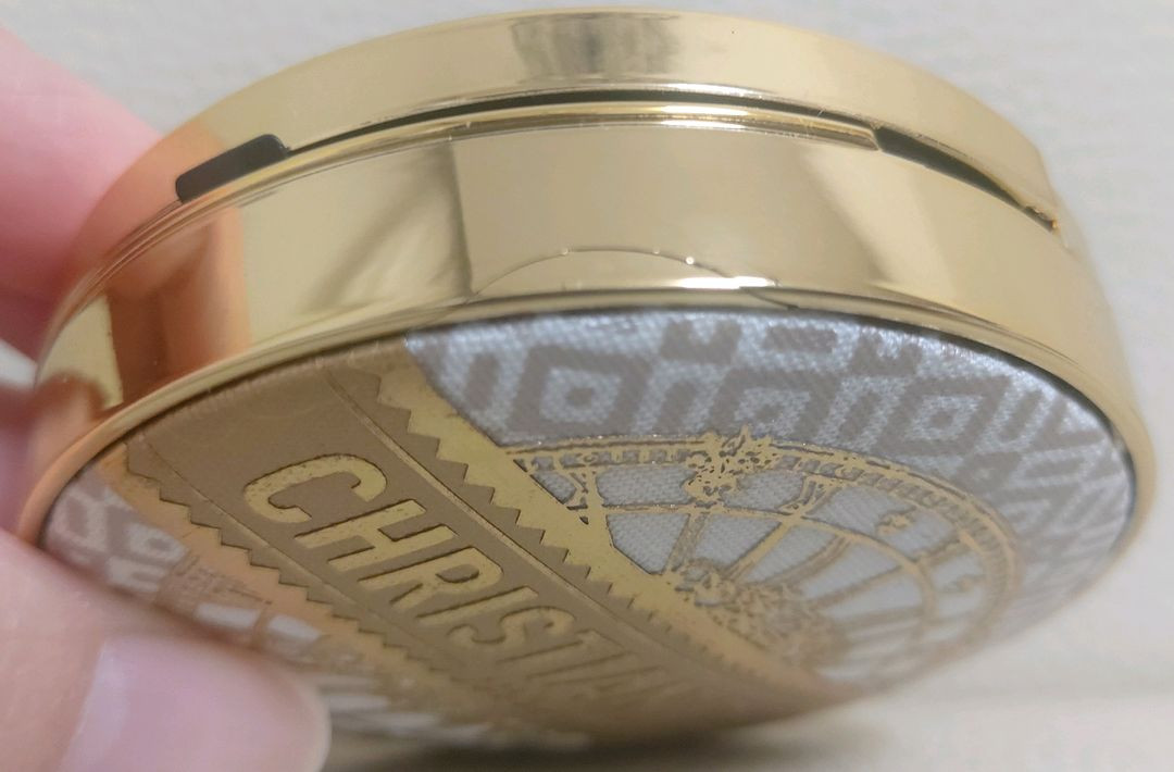 [한정판/새상품] 디올 홀리데이 포에버 스킨 글로우 쿠션 0N 뉴트럴 그랑발 NEW 케이스 앤드 리필 이미지