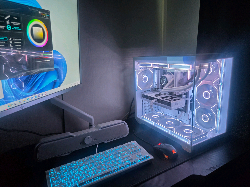 라이젠 7800X3D RTX 5070 32G 1TB 화이트 게이밍 컴퓨터 본체 판매합니다 이미지