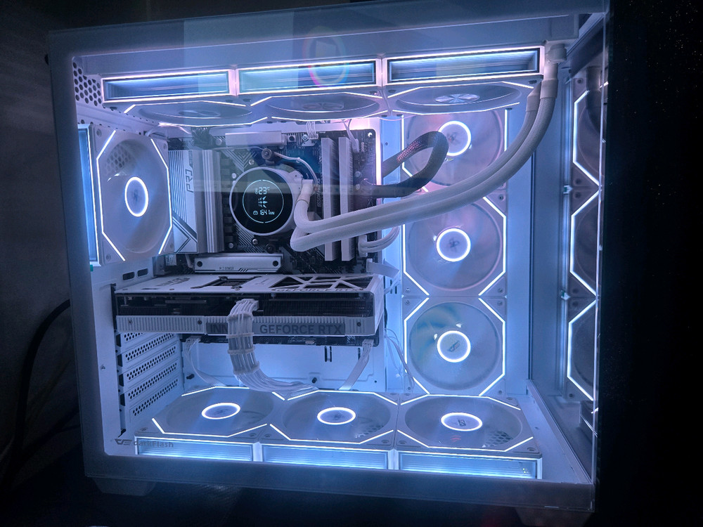 라이젠 7800X3D RTX 5070 32G 1TB 화이트 게이밍 컴퓨터 본체 판매합니다 이미지