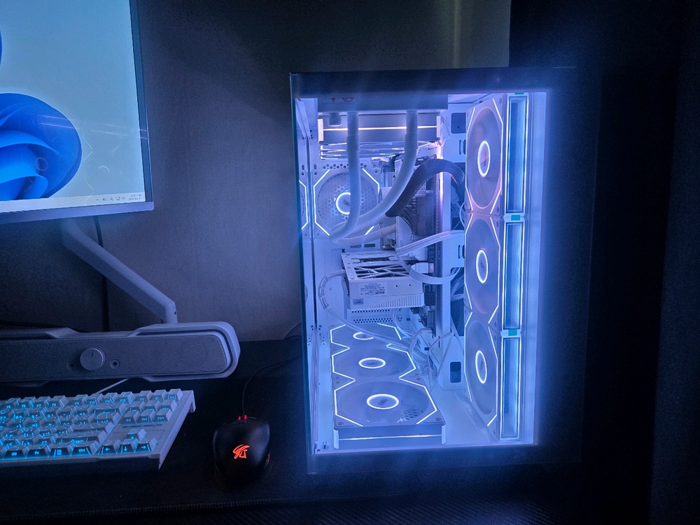 라이젠 7800X3D RTX 5070 32G 1TB 화이트 게이밍 컴퓨터 본체 판매합니다 이미지