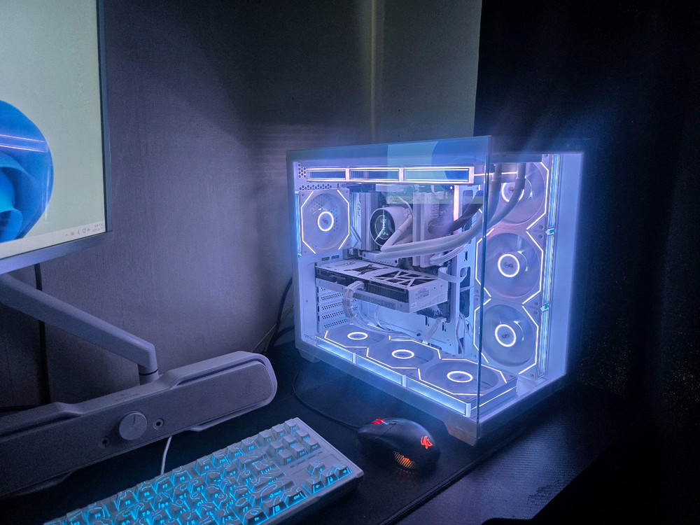 라이젠 7800X3D RTX 5070 32G 1TB 화이트 게이밍 컴퓨터 본체 판매합니다 이미지