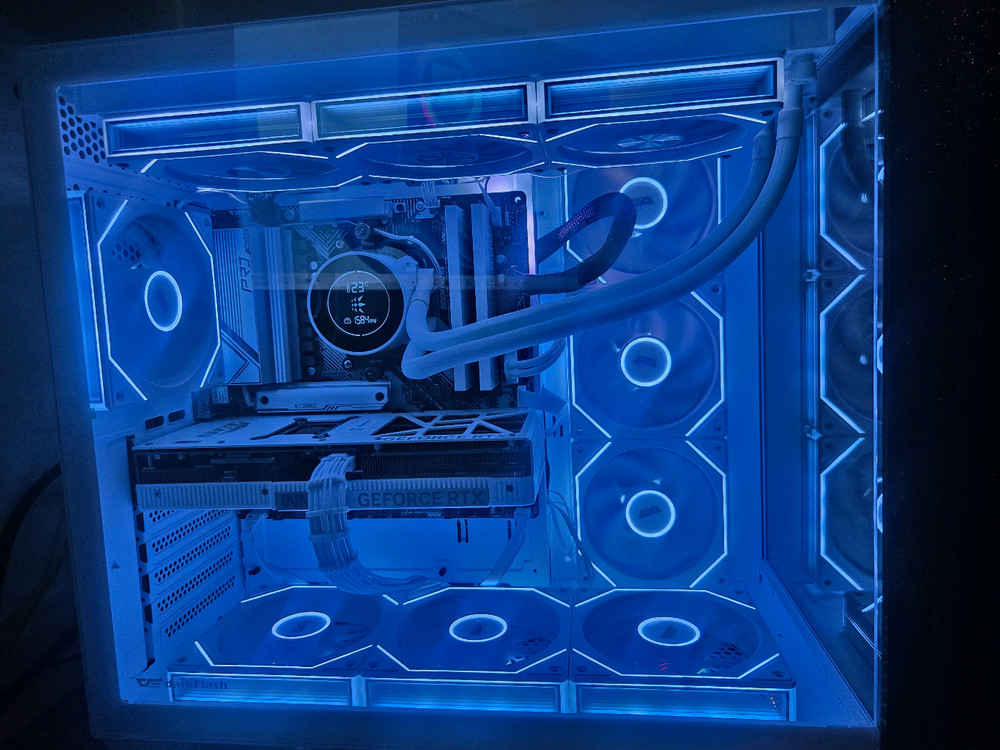 라이젠 7800X3D RTX 5070 32G 1TB 화이트 게이밍 컴퓨터 본체 판매합니다 이미지