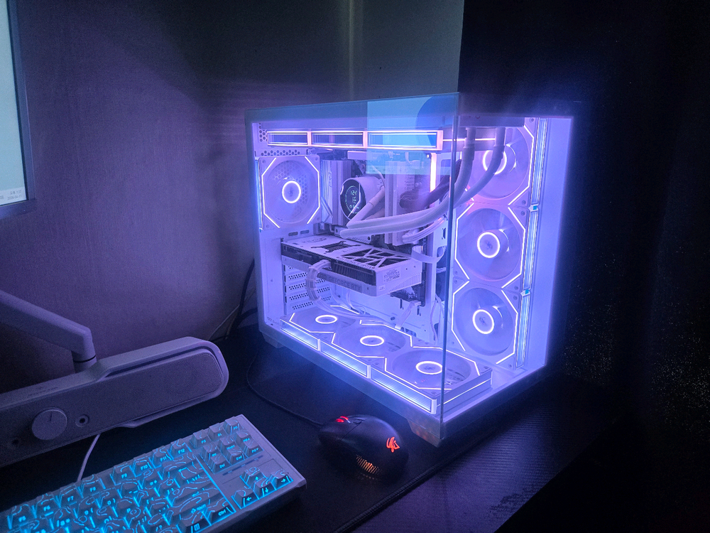 라이젠 7800X3D RTX 5070 32G 1TB 화이트 게이밍 컴퓨터 본체 판매합니다 이미지