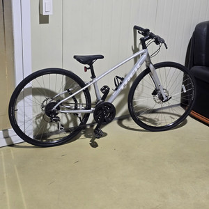 트렉 FX2 하이브리드 자전거 팝니다 이미지