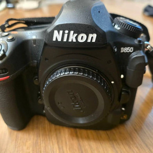 니콘 D850 카메라와 시그마 35mm F1.4 렌즈