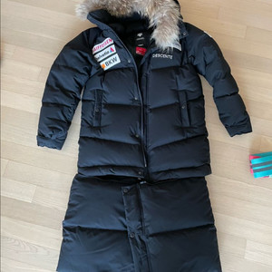 데상트 아우디 롱 패딩 이미지