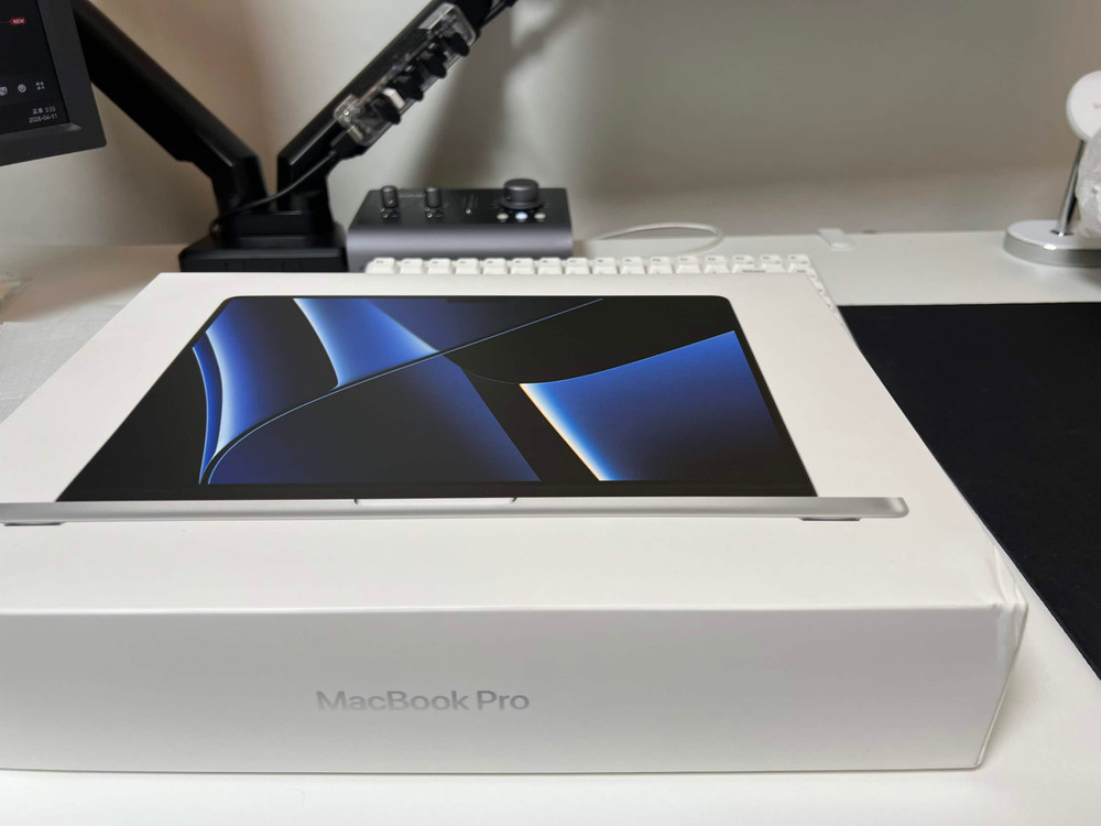 맥북 m2 프로 14 실버 이미지