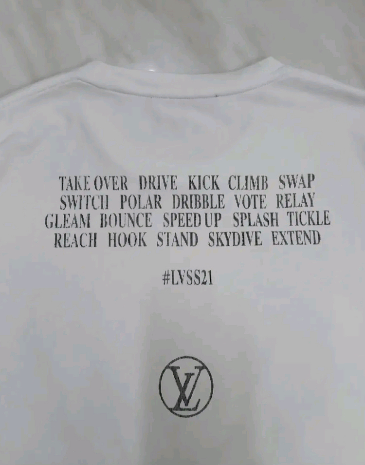 [전체글 필독 파격가 남여공용] 루이비통 반팔 티셔츠 XL 사이즈 (샤넬 구찌 프라다 펜디 에르메스 디올) 이미지