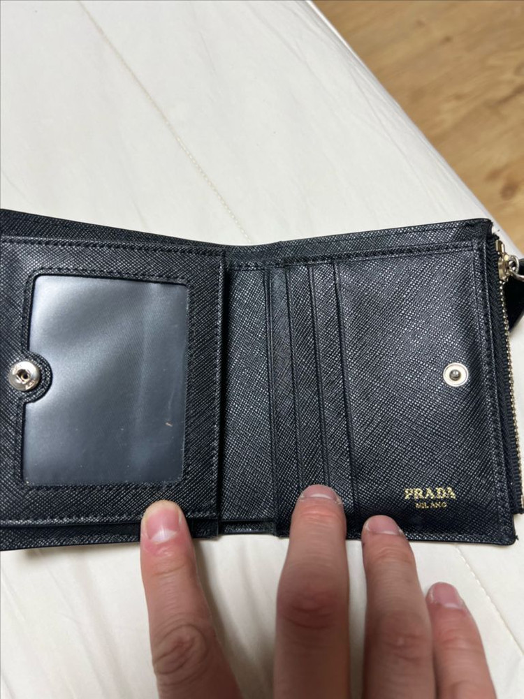 프라다 사피아노 레더 카드지갑 이미지