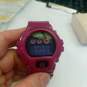 카시오 지샥 핑크색 전자시계 이미지