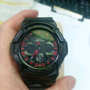 블랙 색상의 카시오 지샥 손목시계입니다. G-SHOCK 특유의 튼튼함이 느껴지는 디자인입니다. 평소에 편하게 착용하 이미지