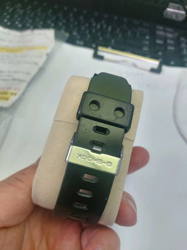 블랙 색상의 카시오 지샥 손목시계입니다. G-SHOCK 특유의 튼튼함이 느껴지는 디자인입니다. 평소에 편하게 착용하 이미지