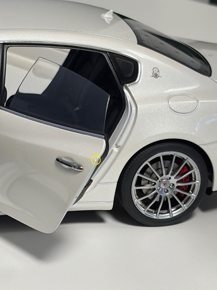 1:18 다이캐스트 오토아트 마세라티 콰트로포르테 이미지