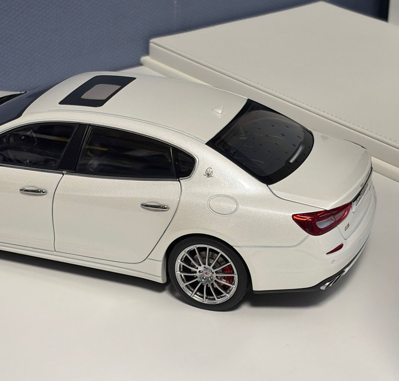 1:18 다이캐스트 오토아트 마세라티 콰트로포르테 이미지