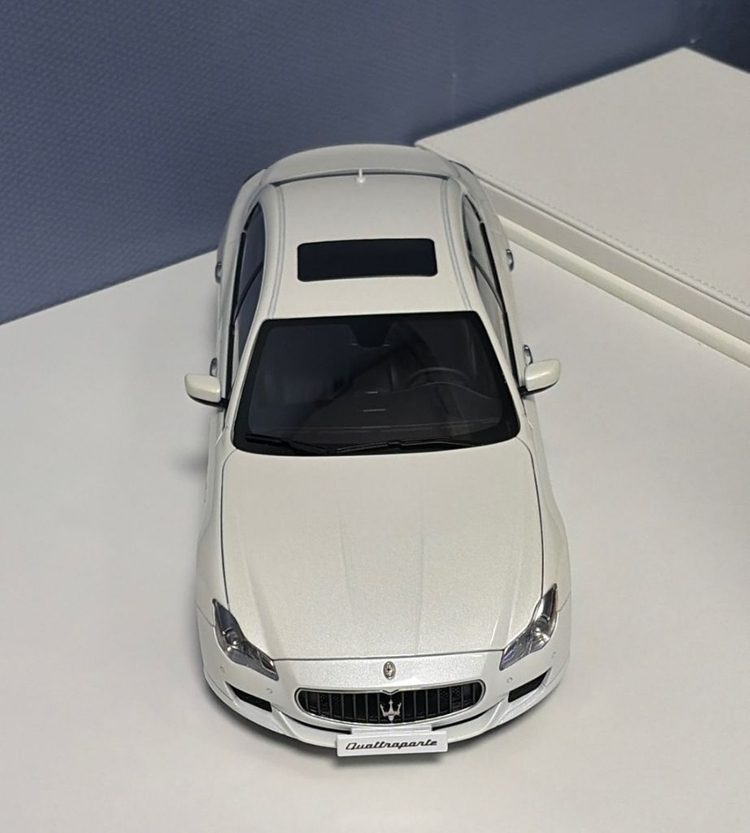 1:18 다이캐스트 오토아트 마세라티 콰트로포르테 이미지