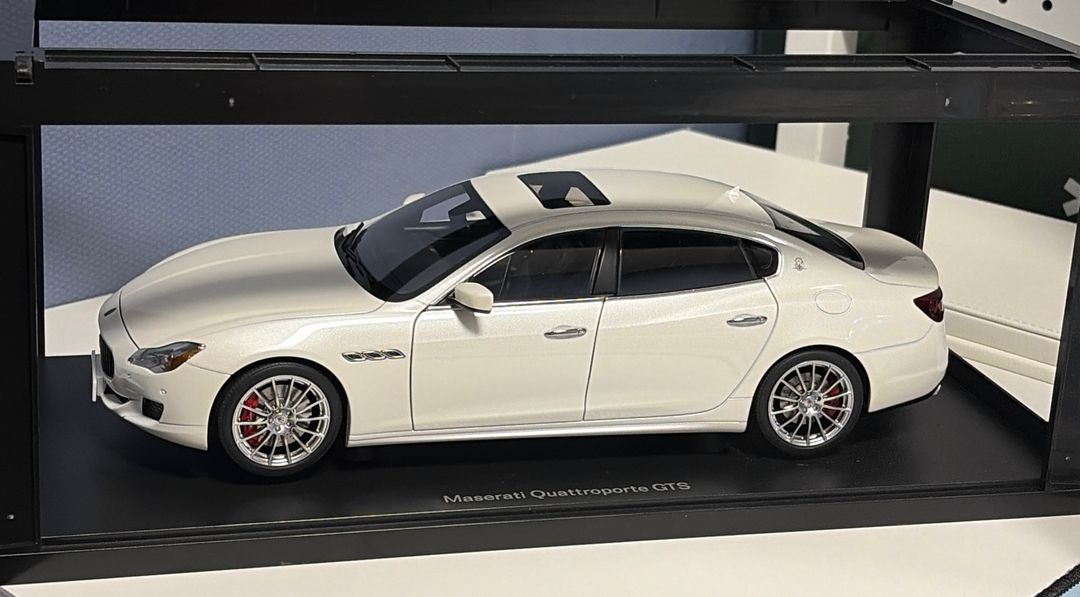 1:18 다이캐스트 오토아트 마세라티 콰트로포르테 이미지