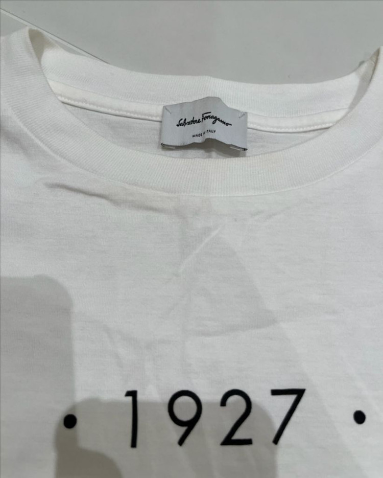 페라가모 반팔티 여성 자라 코스 셀리느 비비안웨스트우드 프라다 마쥬 가니 구찌 디올 산드로 겐조 이로 이미지