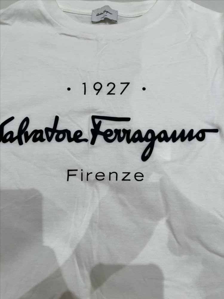 페라가모 반팔티 여성 자라 코스 셀리느 비비안웨스트우드 프라다 마쥬 가니 구찌 디올 산드로 겐조 이로 이미지