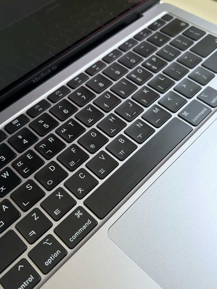 맥북 에어 M1 스페이스그레이 13인치 2020 이미지