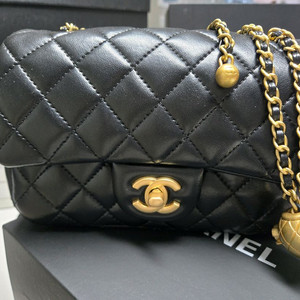 샤넬 클래식 골드볼 미니 플랩백 이미지