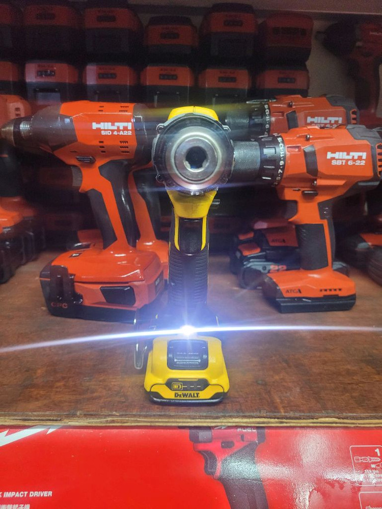 디월트충전드릴드라이버 DCD701 브러쉬리스12V 배터리포함 S급 이미지