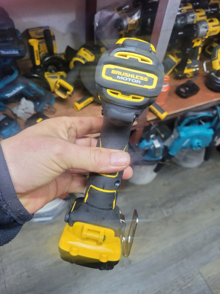 디월트충전드릴드라이버 DCD701 브러쉬리스12V 배터리포함 S급 이미지