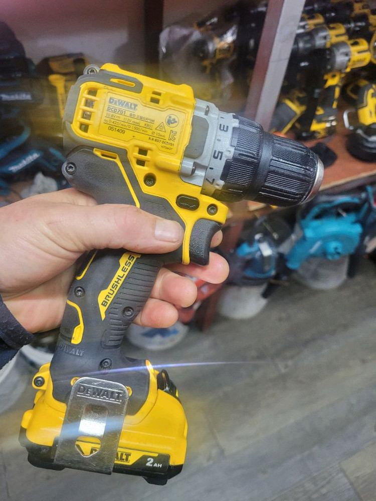 디월트충전드릴드라이버 DCD701 브러쉬리스12V 배터리포함 S급 이미지