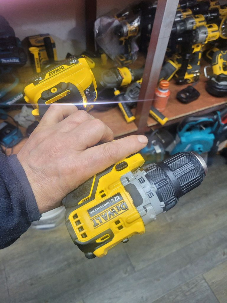 디월트충전드릴드라이버 DCD701 브러쉬리스12V 배터리포함 S급 이미지