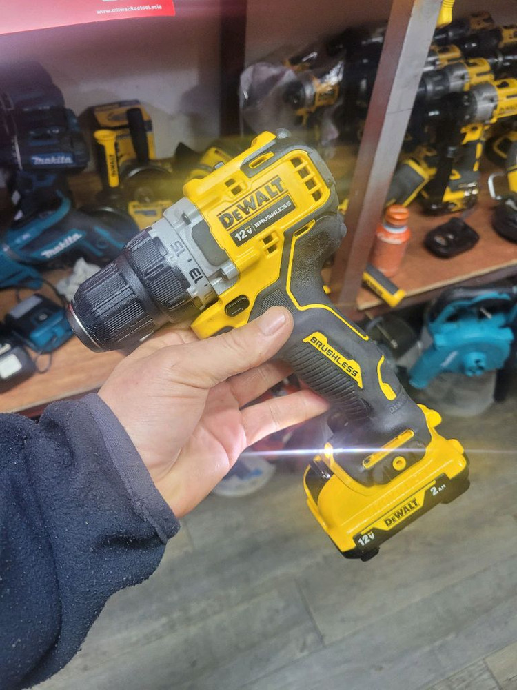 디월트충전드릴드라이버 DCD701 브러쉬리스12V 배터리포함 S급 이미지