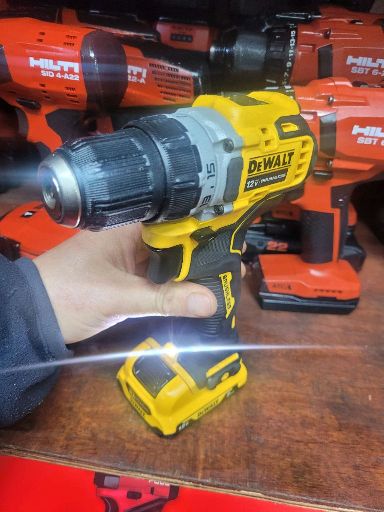 디월트충전드릴드라이버 DCD701 브러쉬리스12V 배터리포함 S급 이미지